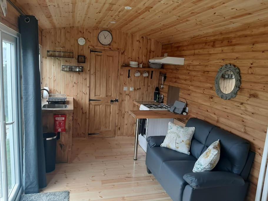 Anglesey New Modern Shepherds Hut With Spa Hot Tub Gwalchmai Εξωτερικό φωτογραφία