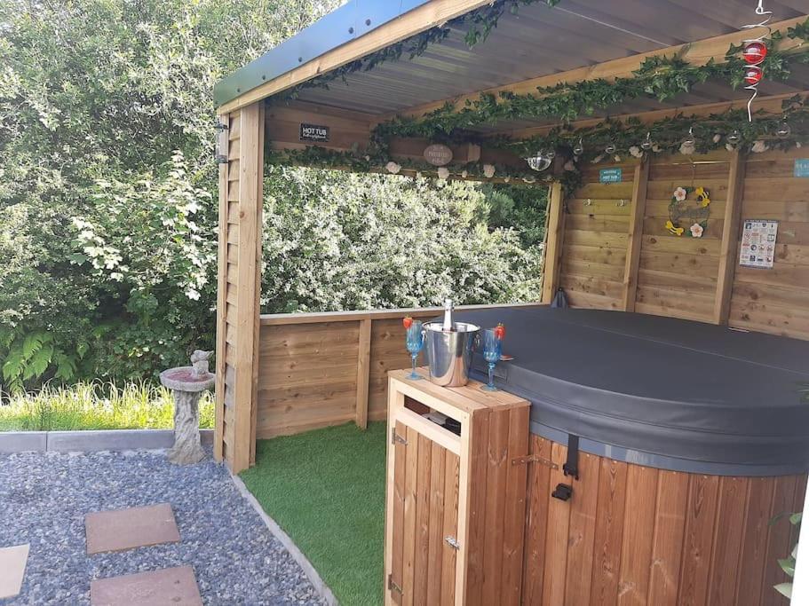 Anglesey New Modern Shepherds Hut With Spa Hot Tub Gwalchmai Εξωτερικό φωτογραφία