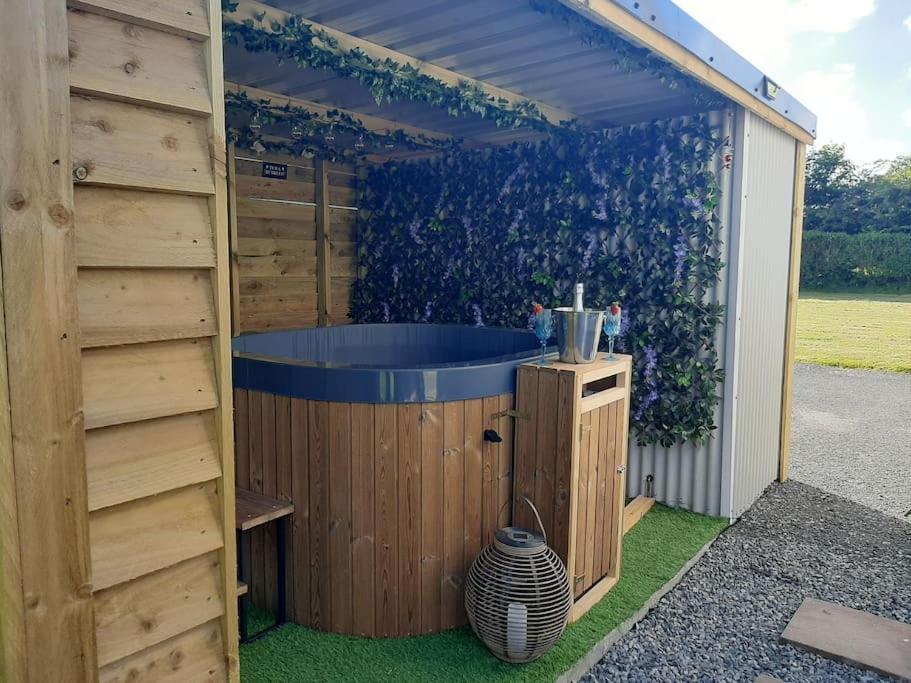 Anglesey New Modern Shepherds Hut With Spa Hot Tub Gwalchmai Εξωτερικό φωτογραφία