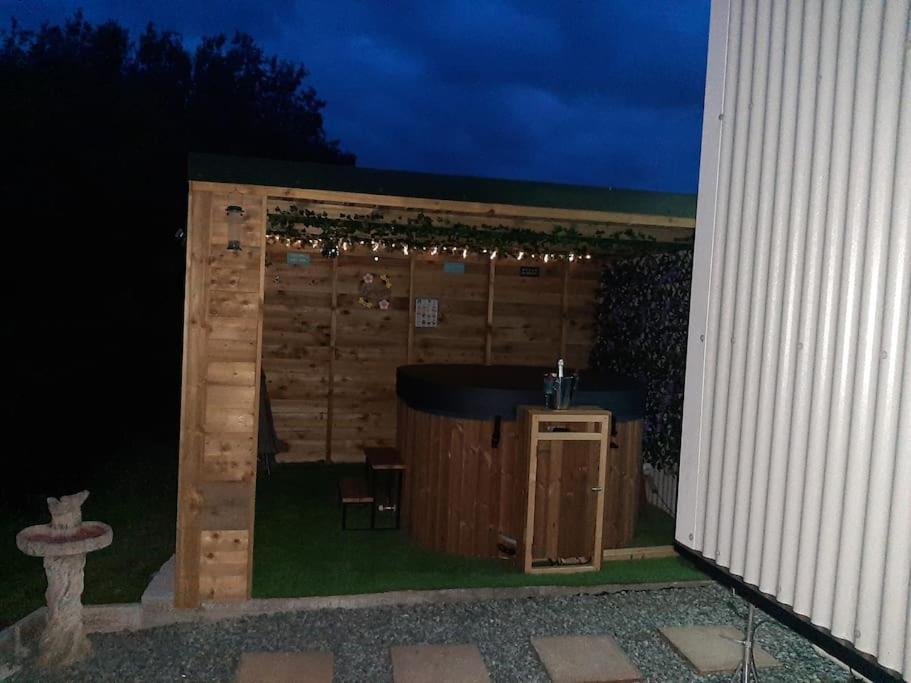Anglesey New Modern Shepherds Hut With Spa Hot Tub Gwalchmai Εξωτερικό φωτογραφία