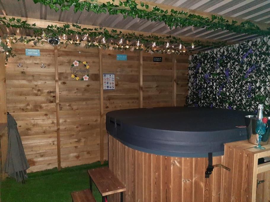 Anglesey New Modern Shepherds Hut With Spa Hot Tub Gwalchmai Εξωτερικό φωτογραφία
