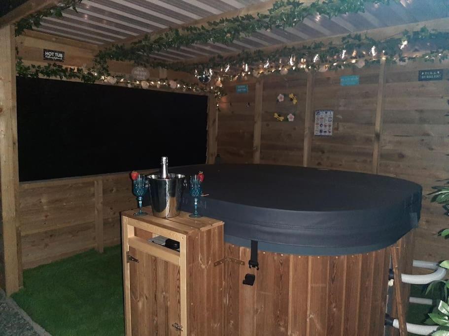 Anglesey New Modern Shepherds Hut With Spa Hot Tub Gwalchmai Εξωτερικό φωτογραφία